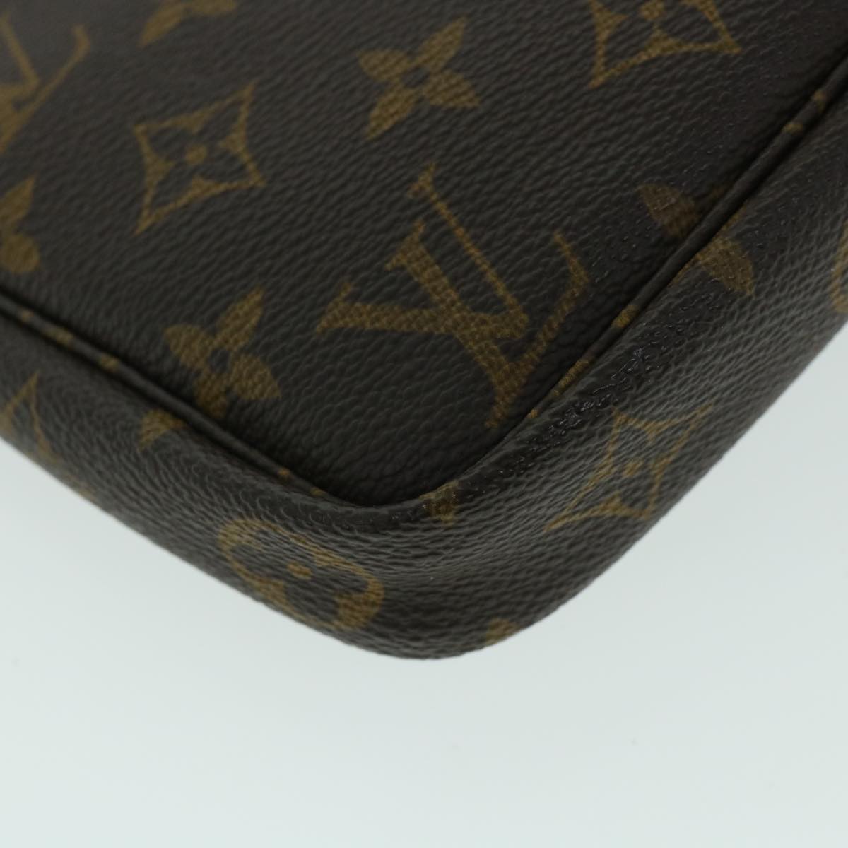 Louis Vuitton Pochette Accessoire Clutch