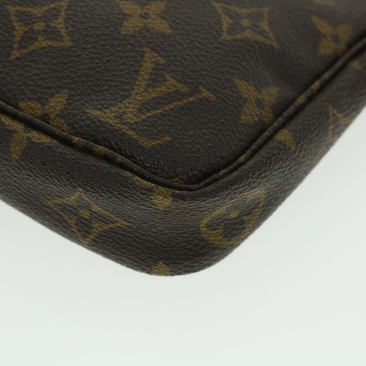 Louis Vuitton Pochette Accessoire Clutch