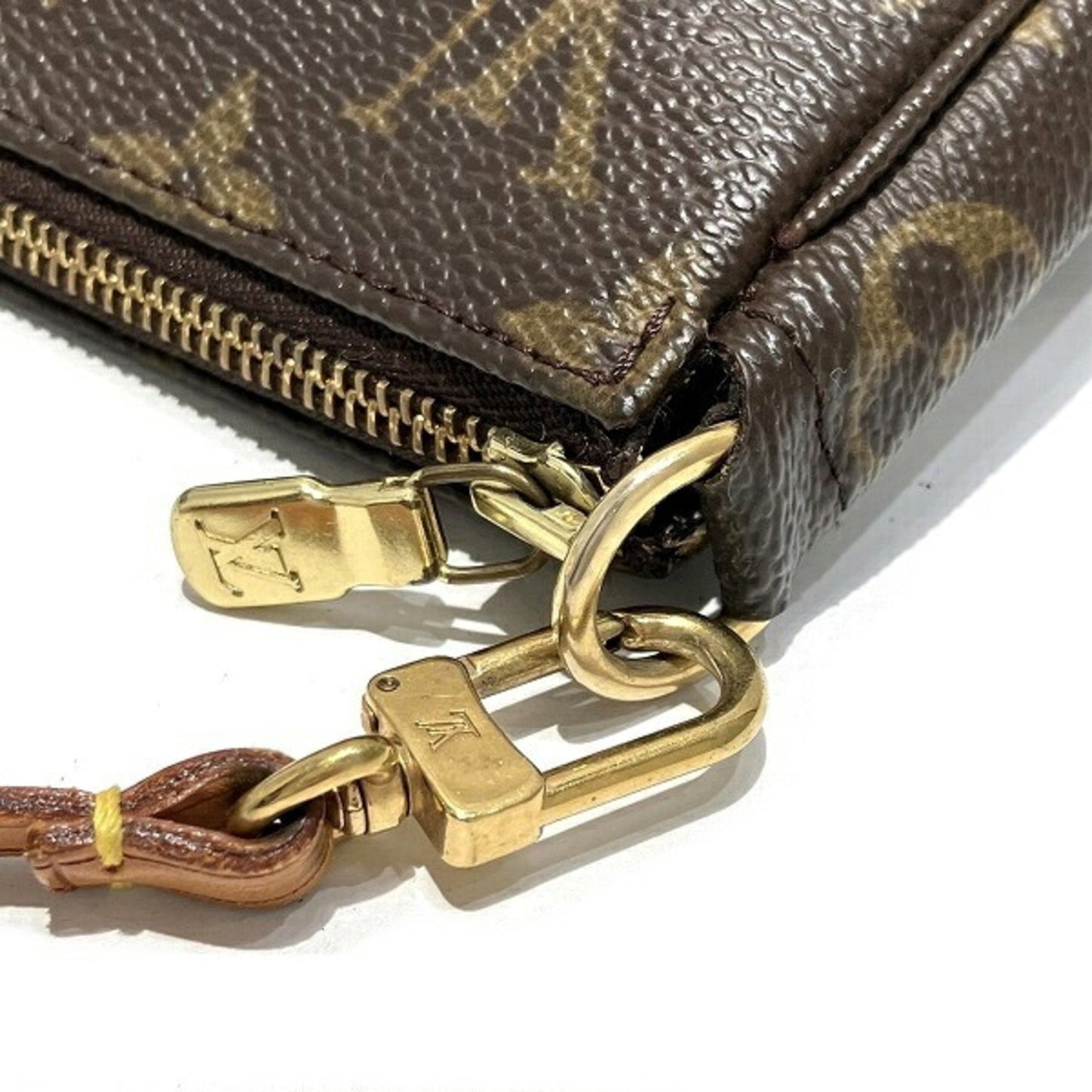 Louis Vuitton Pochette Accessoire clutch