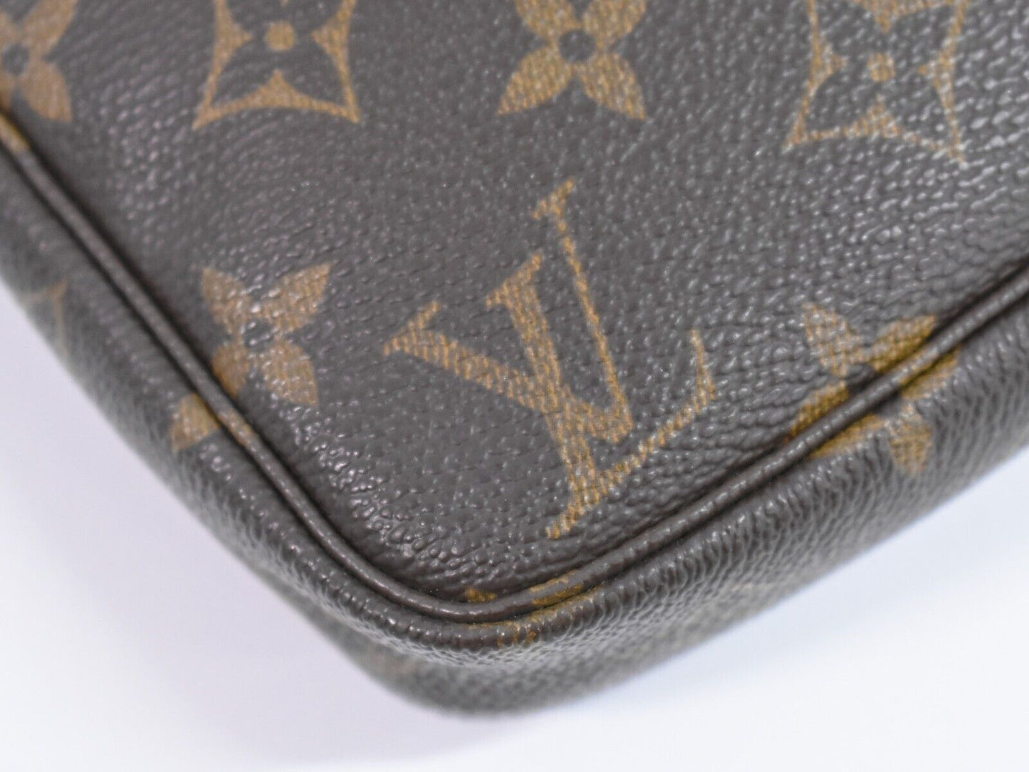 Louis Vuitton Pochette Accessoire Clutch