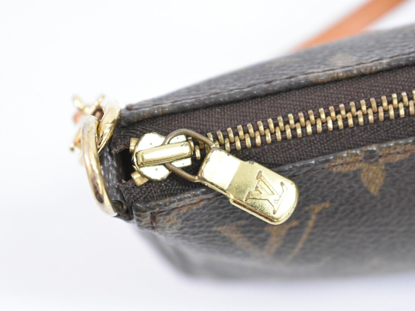 Louis Vuitton Pochette Accessoire Clutch