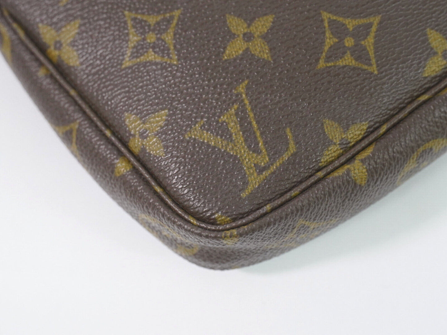 Louis Vuitton Pochette Accessoire Clutch