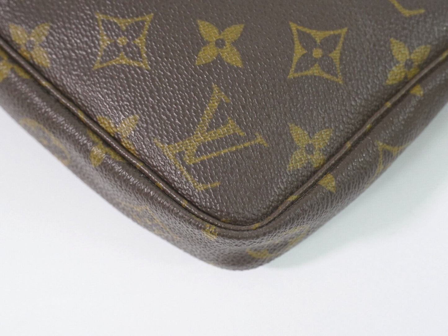 Louis Vuitton Pochette Accessoire Clutch