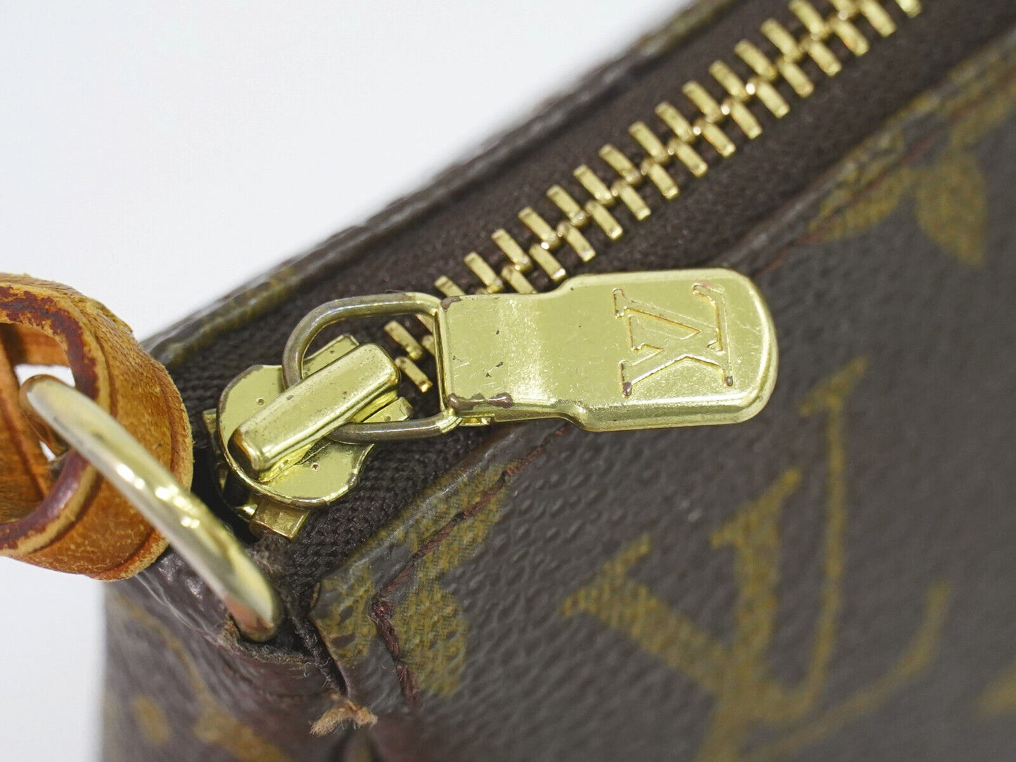 Louis Vuitton Pochette Accessoire Clutch