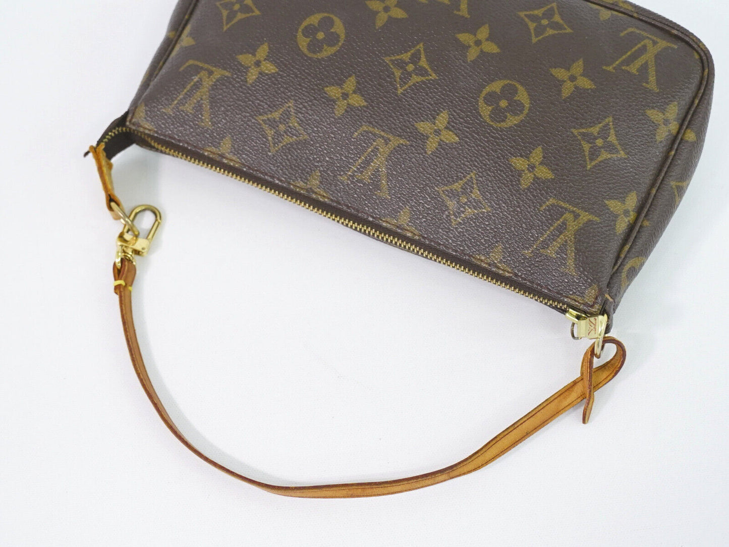 Louis Vuitton Pochette Accessoire Clutch