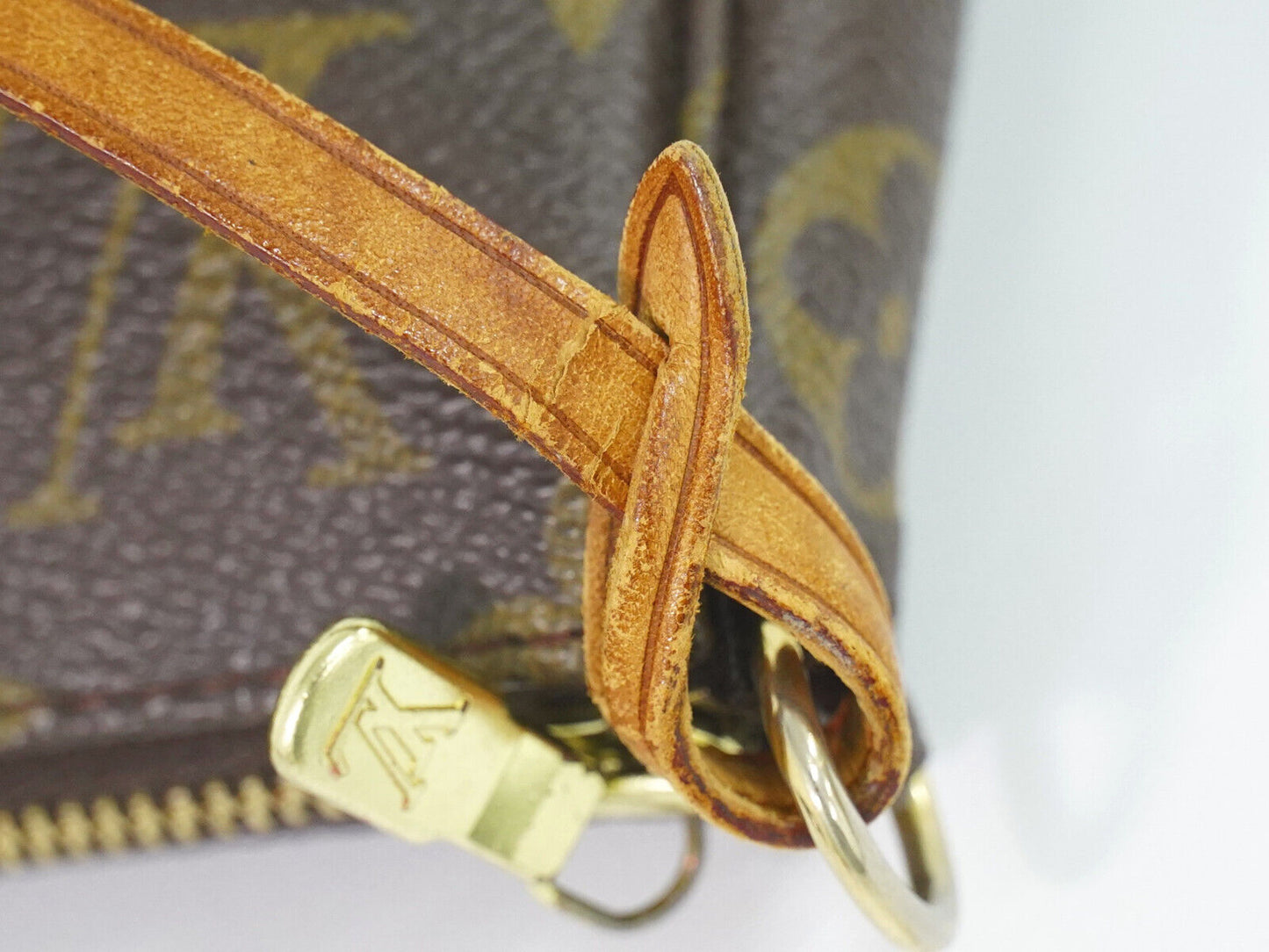 Louis Vuitton Pochette Accessoire Clutch