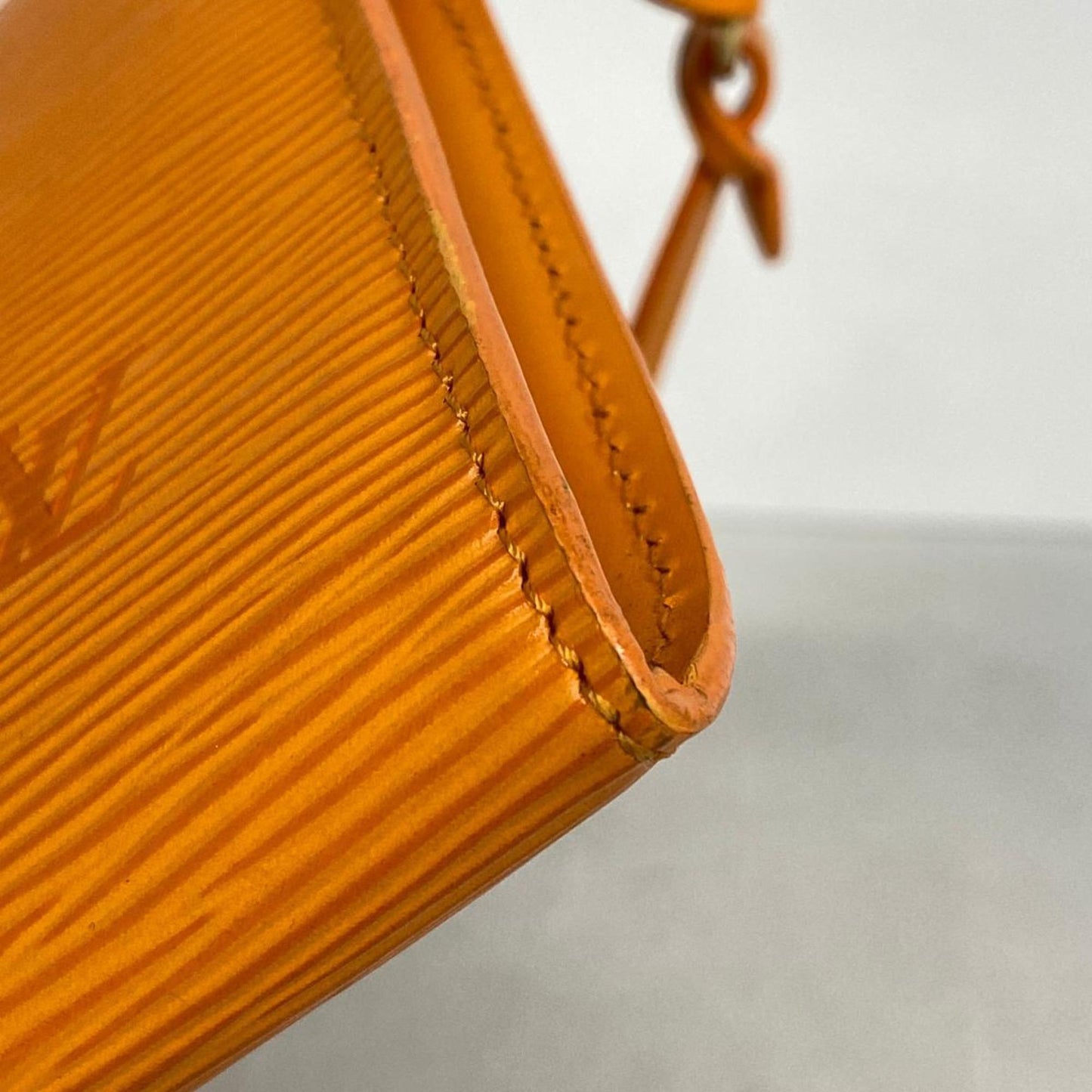 Louis Vuitton Pochette Accessoire clutch