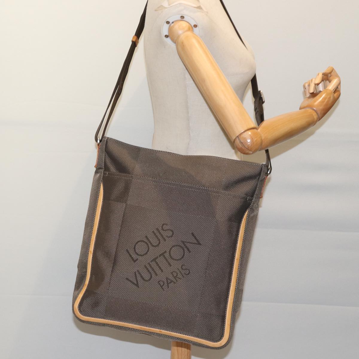 Louis Vuitton Geant Shoulder Bag