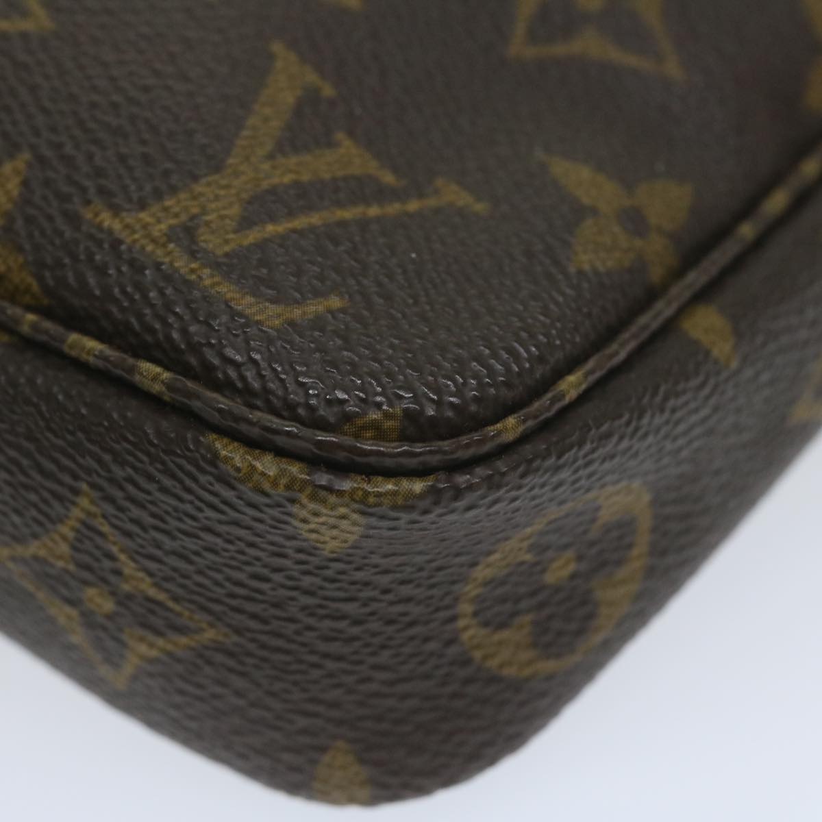 Louis Vuitton Pochette Accessoire Clutch