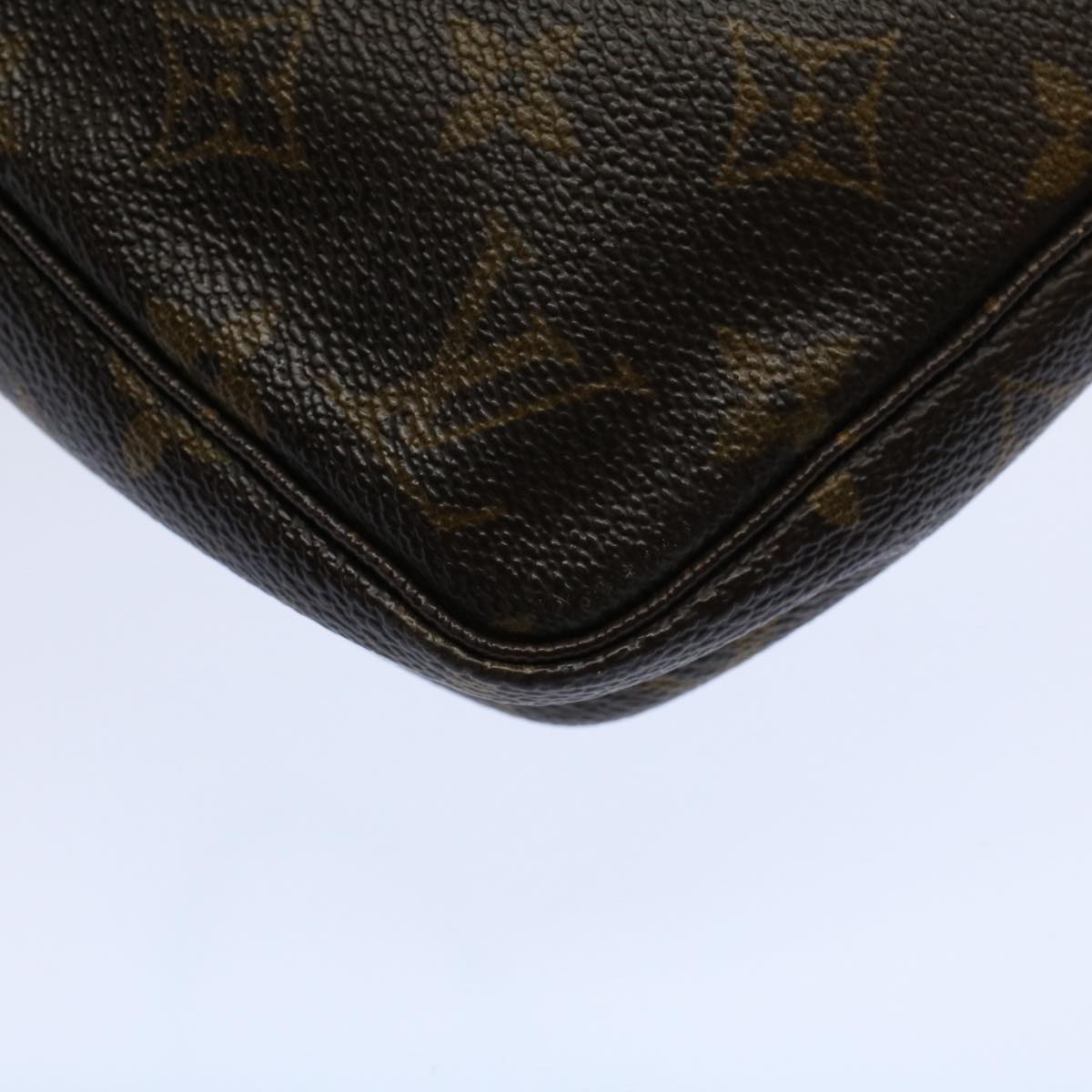 Louis Vuitton Pochette Accessoire Clutch