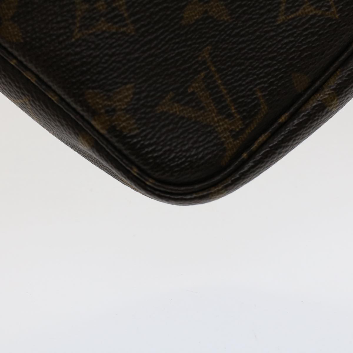 Louis Vuitton Pochette Accessoire Clutch