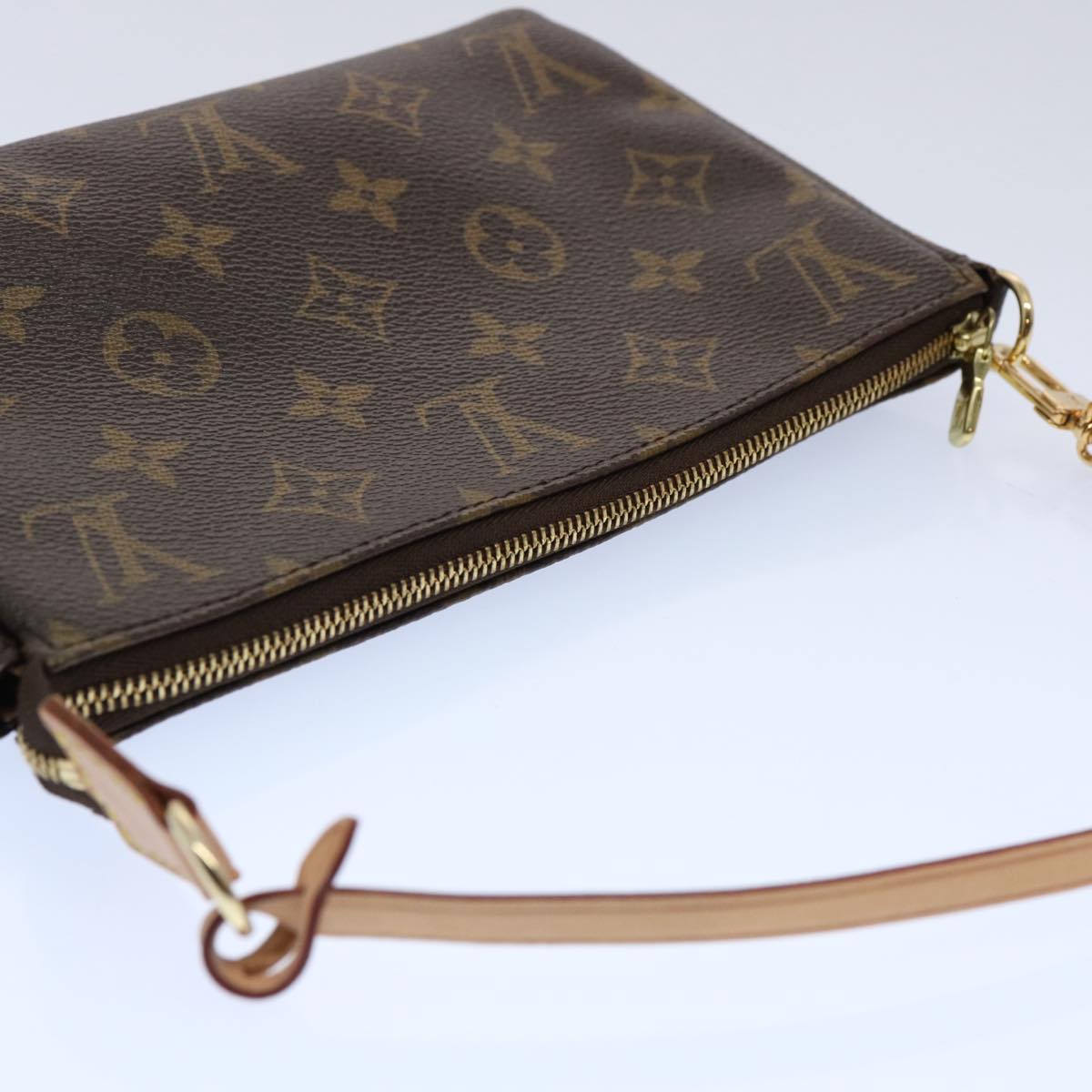 Louis Vuitton Pochette Accessoire Clutch