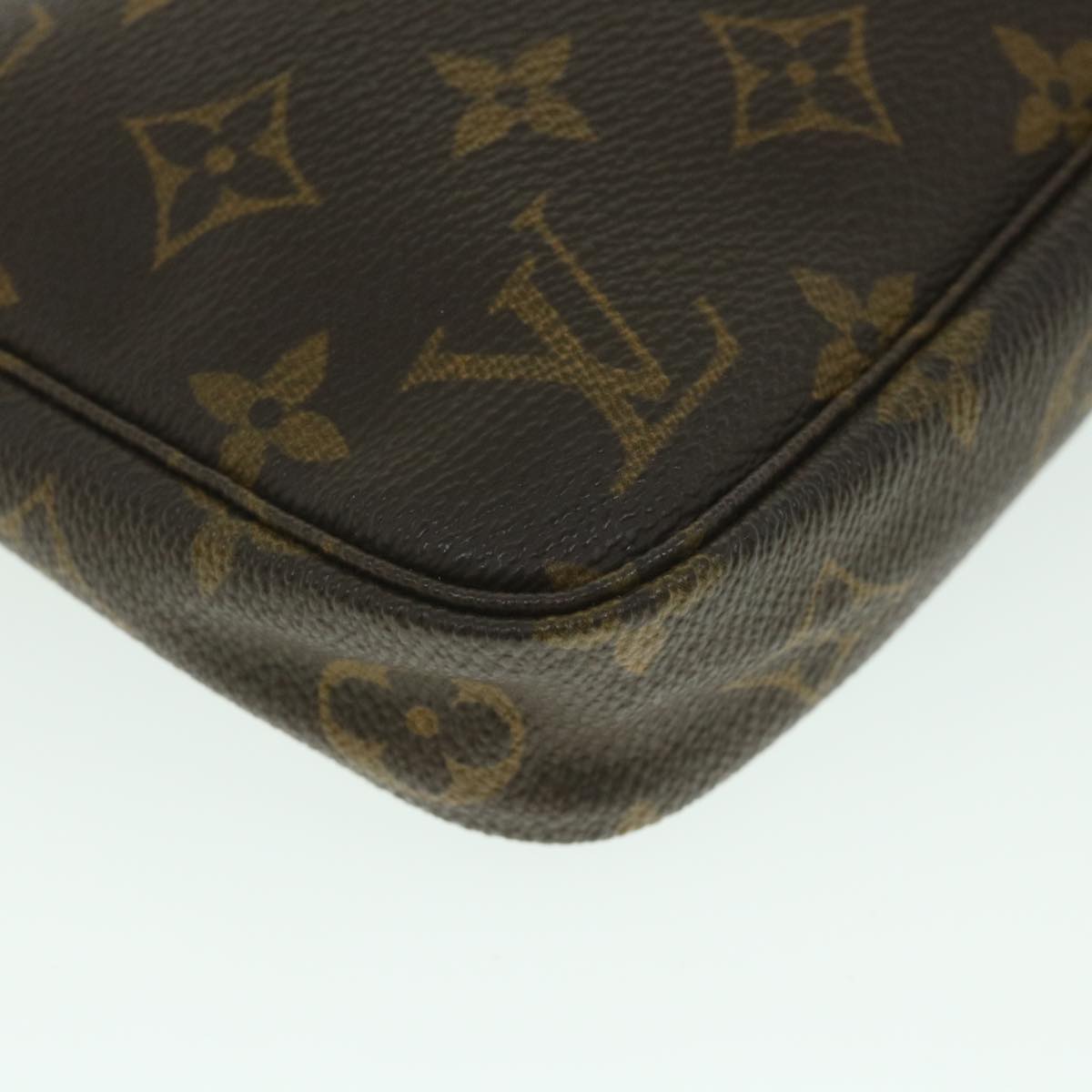 Louis Vuitton Pochette Accessoire Clutch