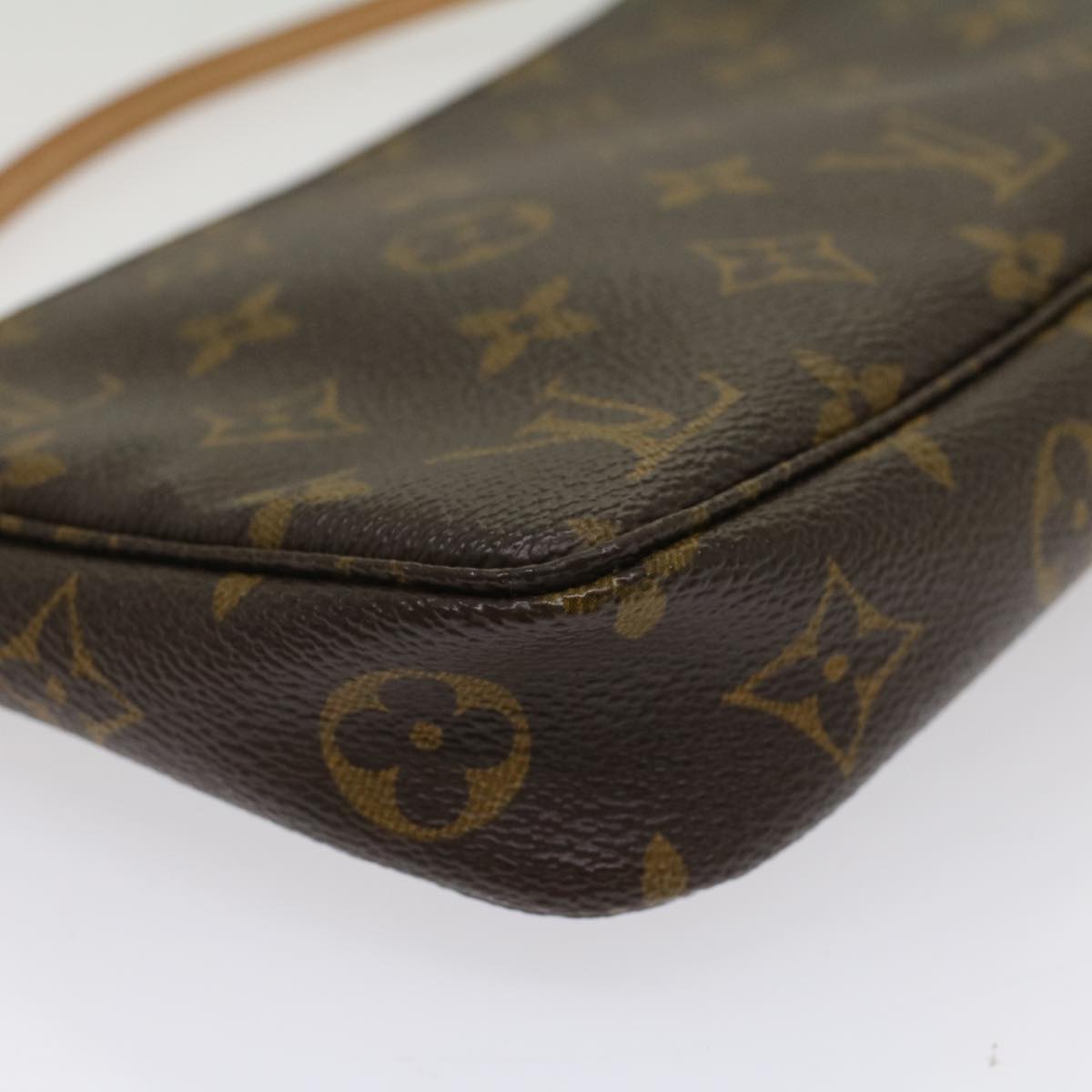 Louis Vuitton Pochette Accessoire Clutch