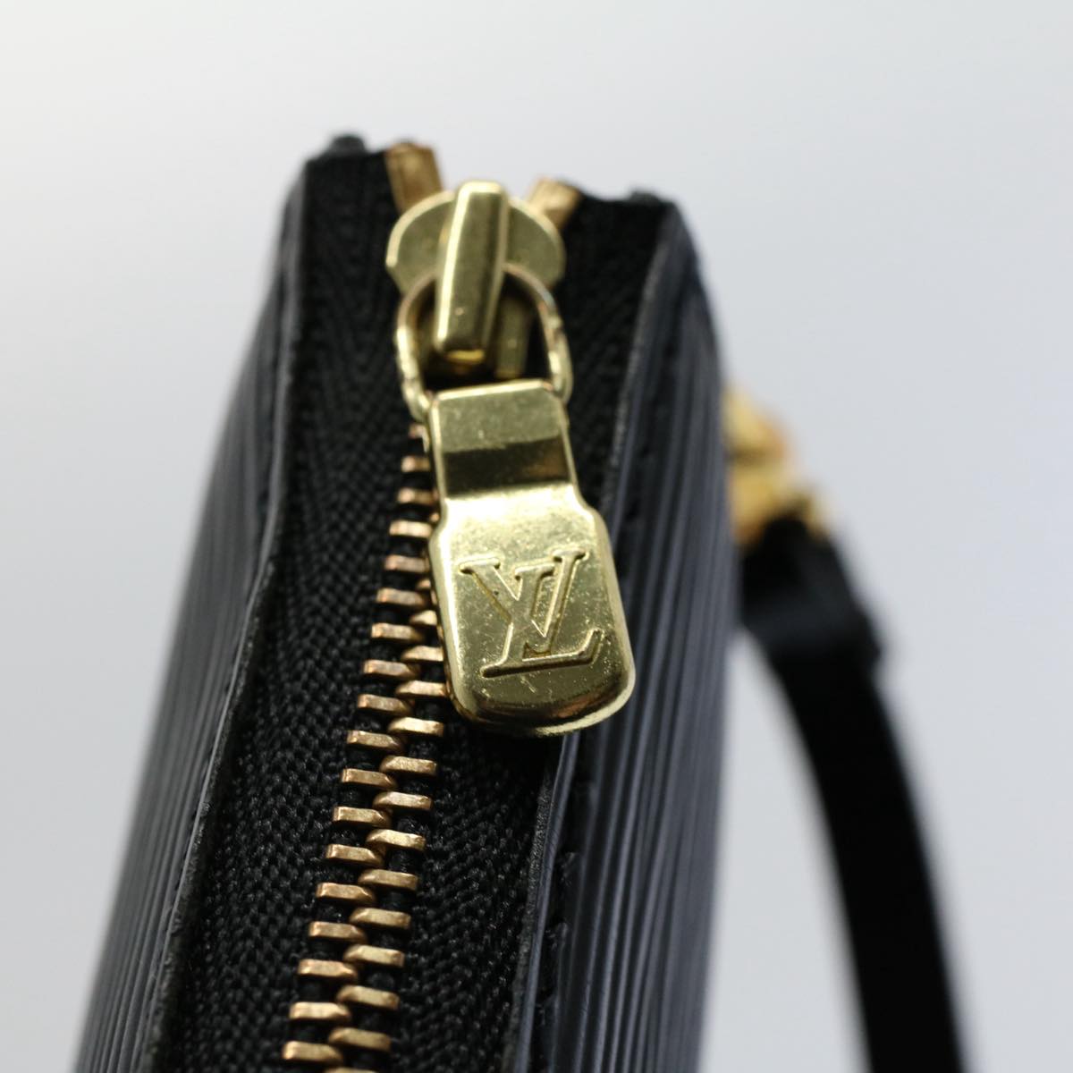 Louis Vuitton Pochette Accessoire Clutch