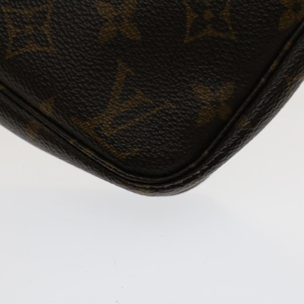 Louis Vuitton Pochette Accessoire Clutch