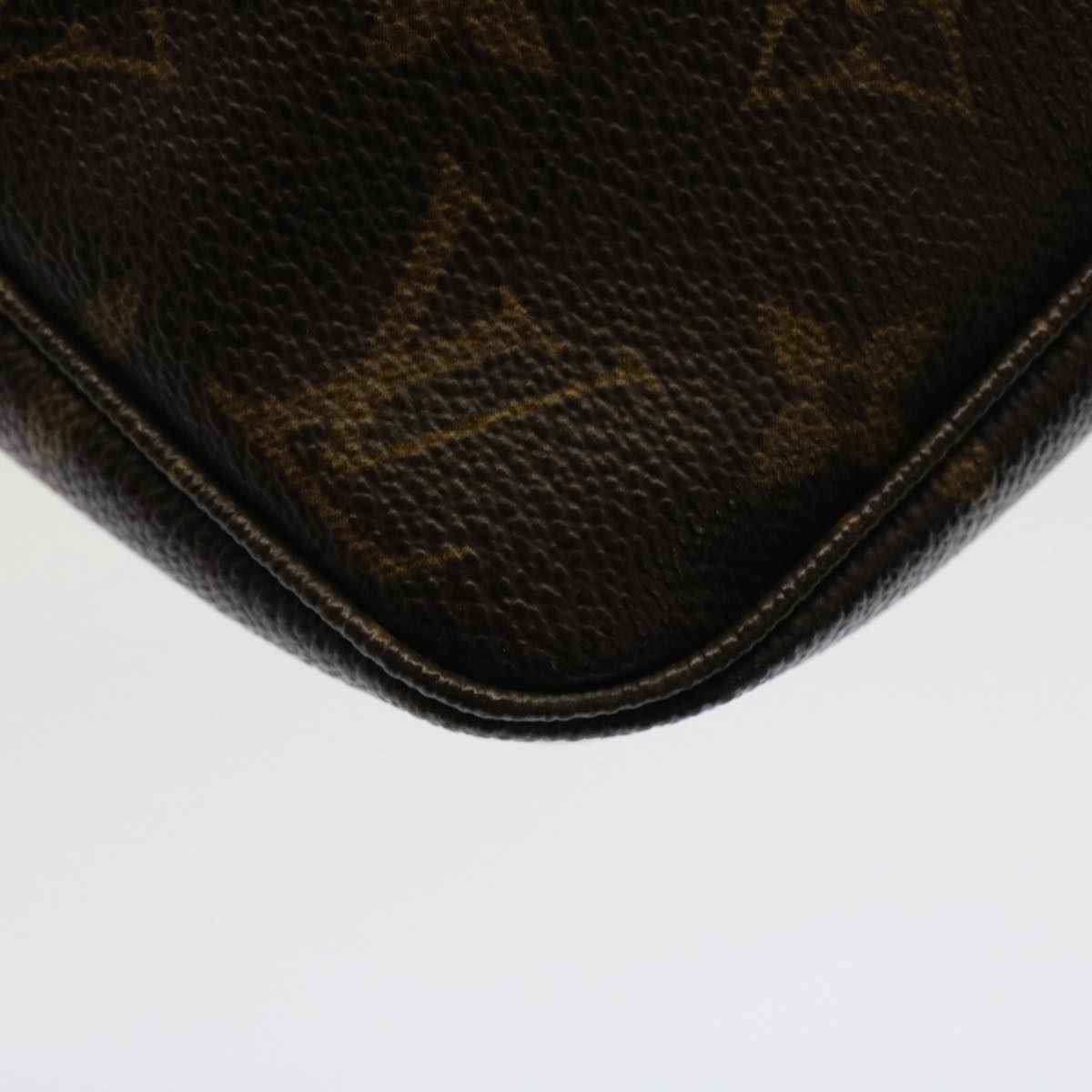 Louis Vuitton Pochette Accessoire Clutch