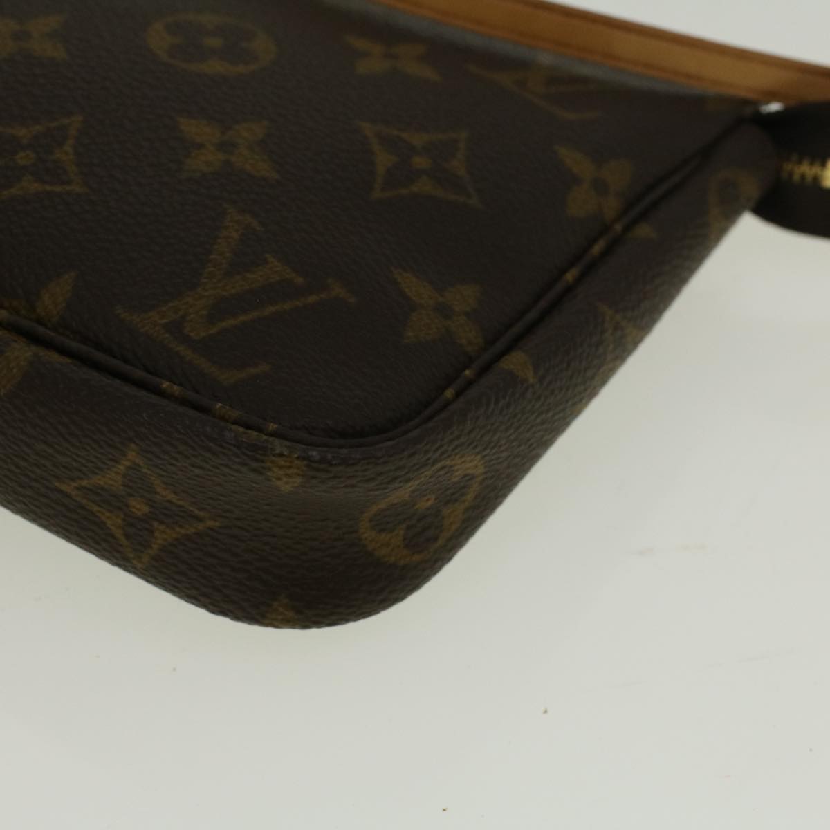 Louis Vuitton Pochette Accessoire Clutch