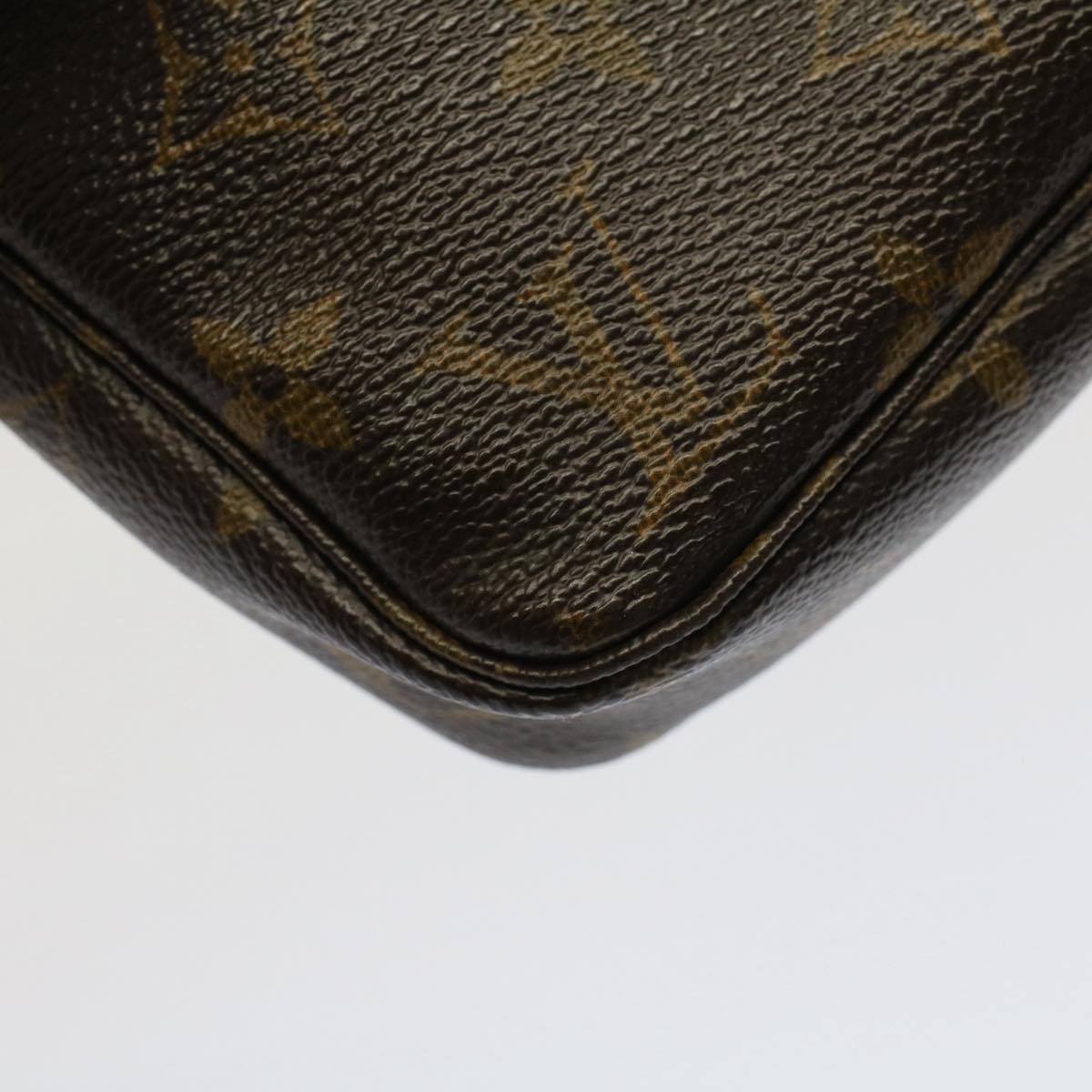 Louis Vuitton Pochette Accessoire Clutch