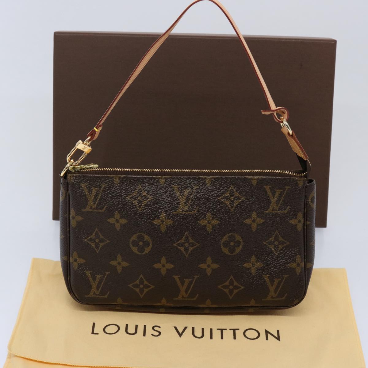 Louis Vuitton Pochette Accessoire Clutch