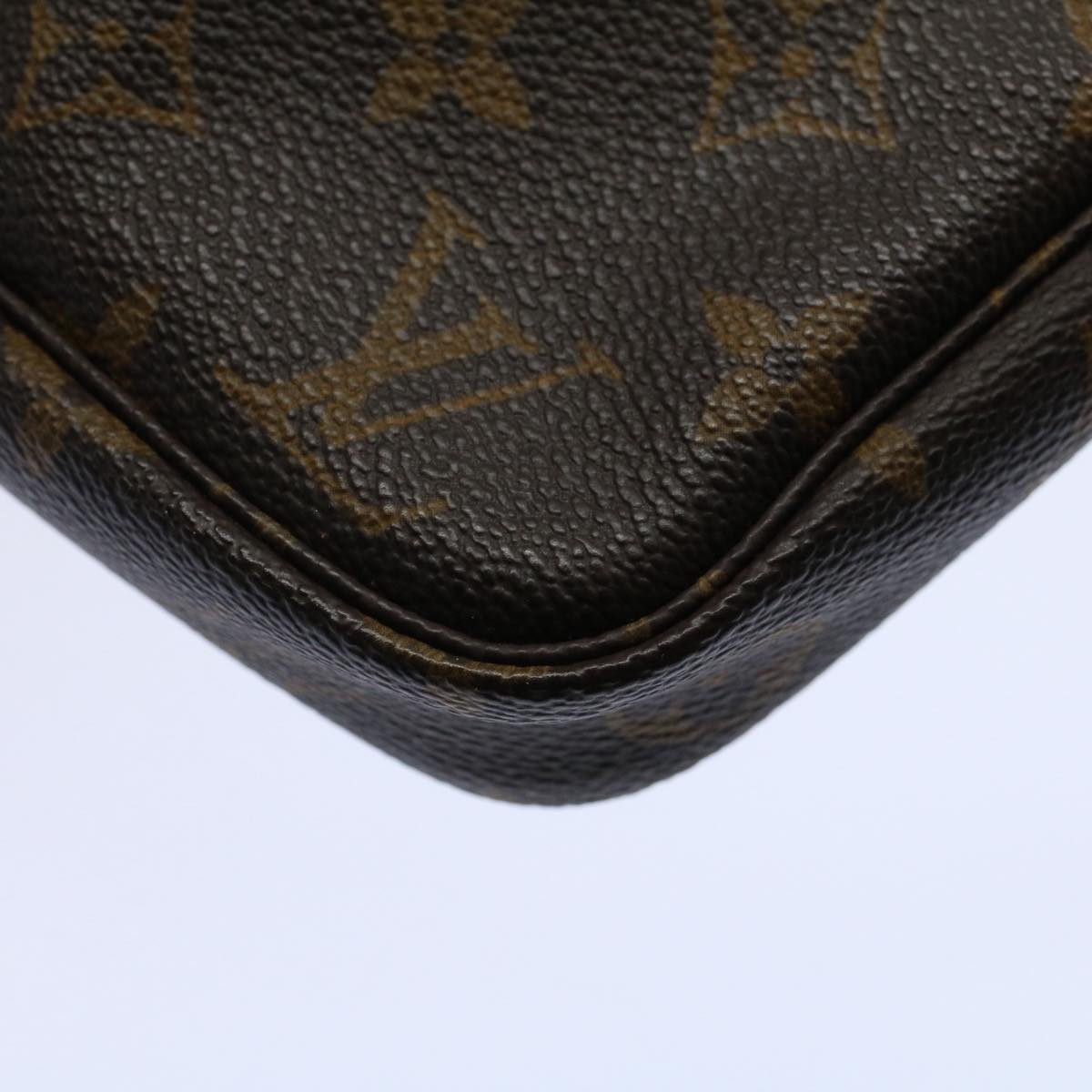 Louis Vuitton Pochette Accessoire Clutch