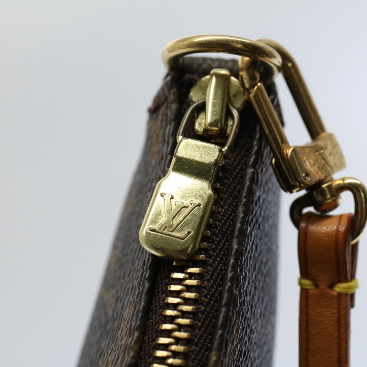 Louis Vuitton Pochette Accessoire Clutch