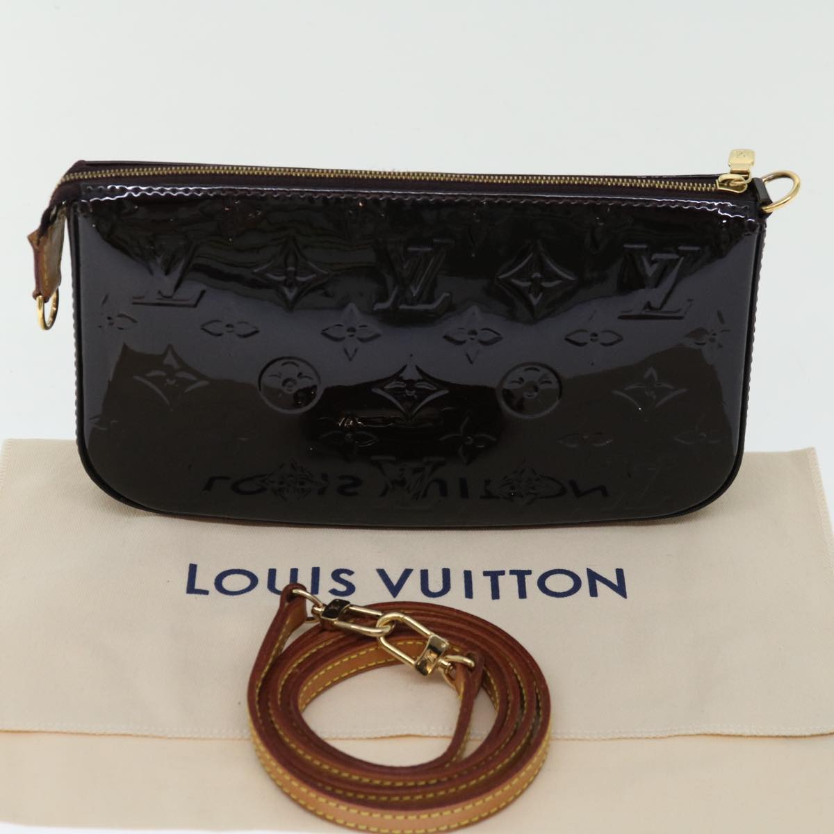 Louis Vuitton Pochette Accessoire Clutch