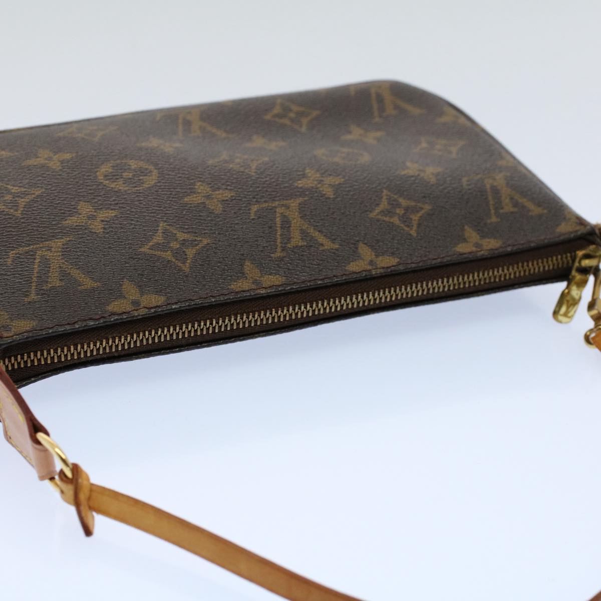 Louis Vuitton Pochette Accessoire Clutch