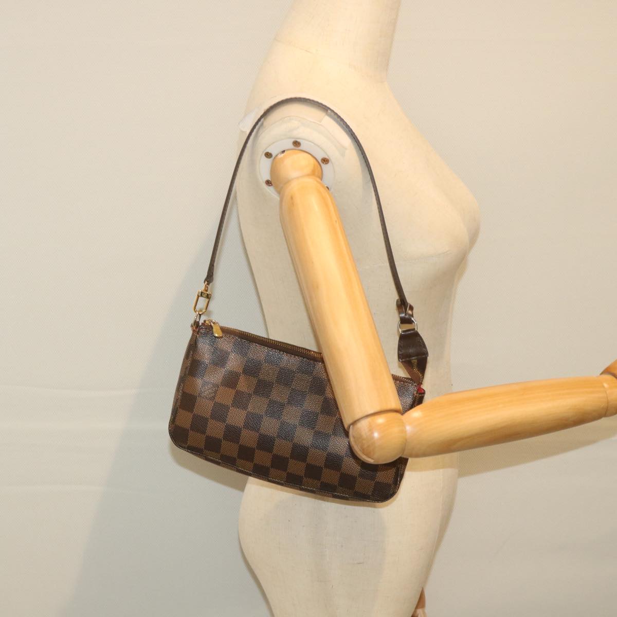 Louis Vuitton Pochette Accessoire Clutch