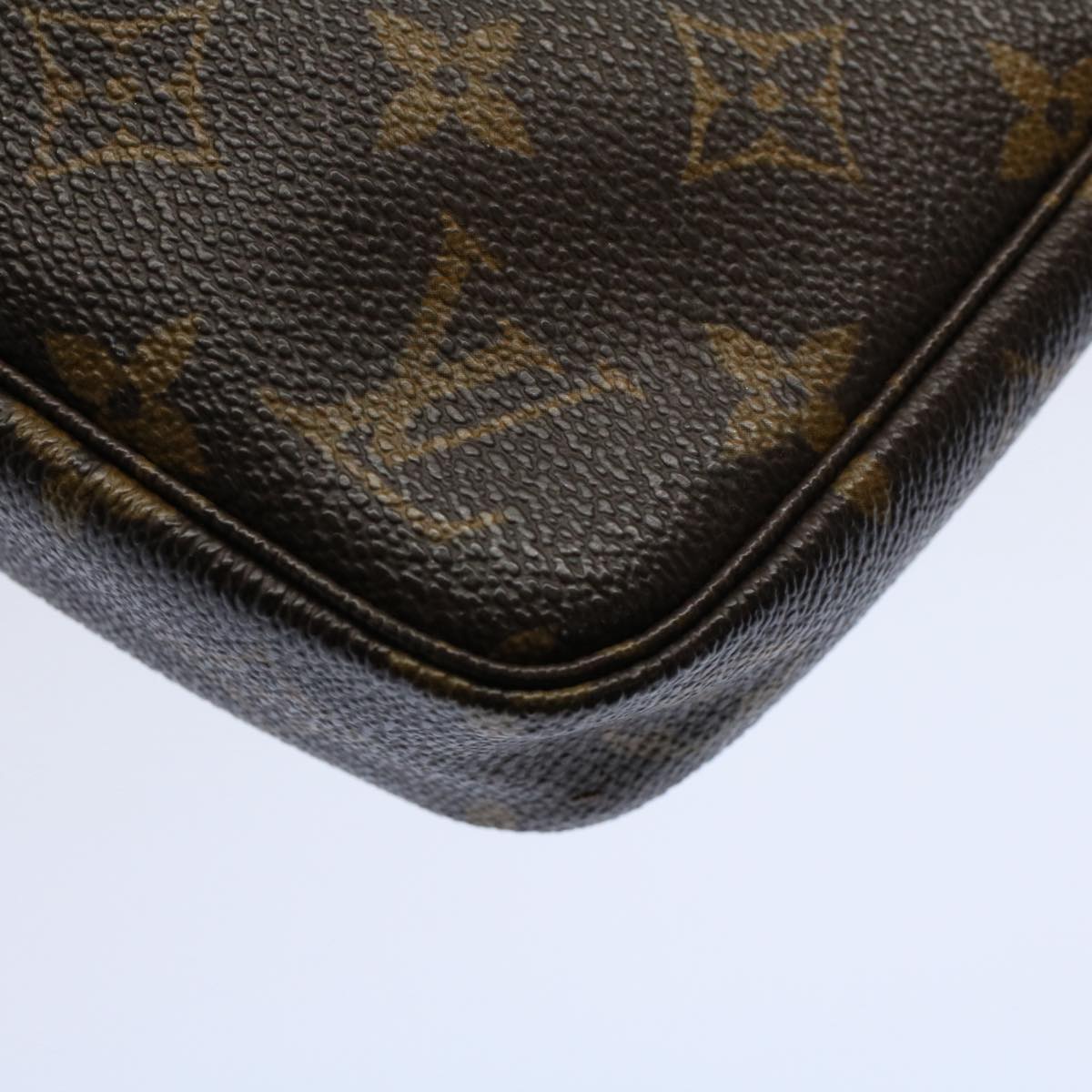 Louis Vuitton Pochette Accessoire Clutch