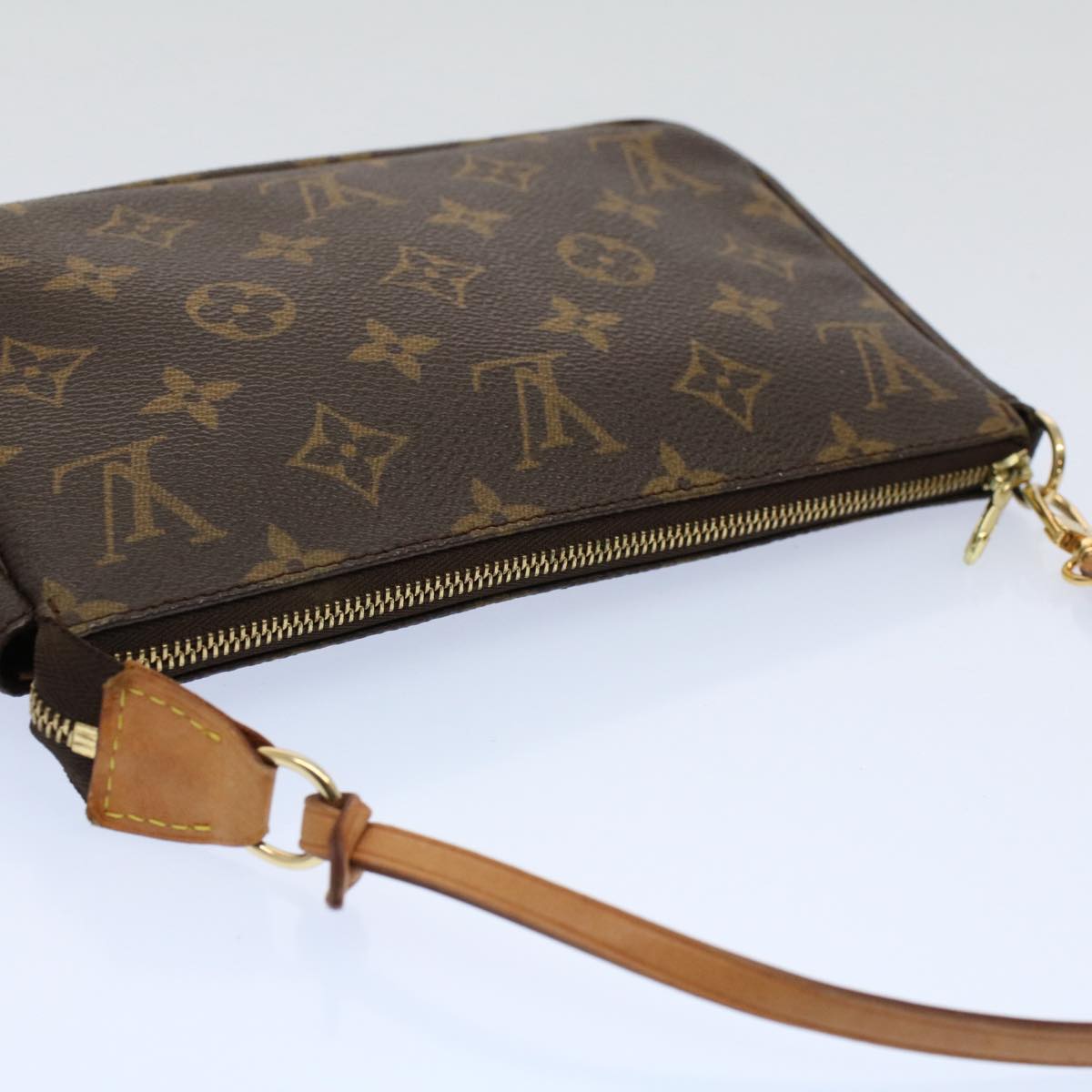 Louis Vuitton Pochette Accessoire Clutch