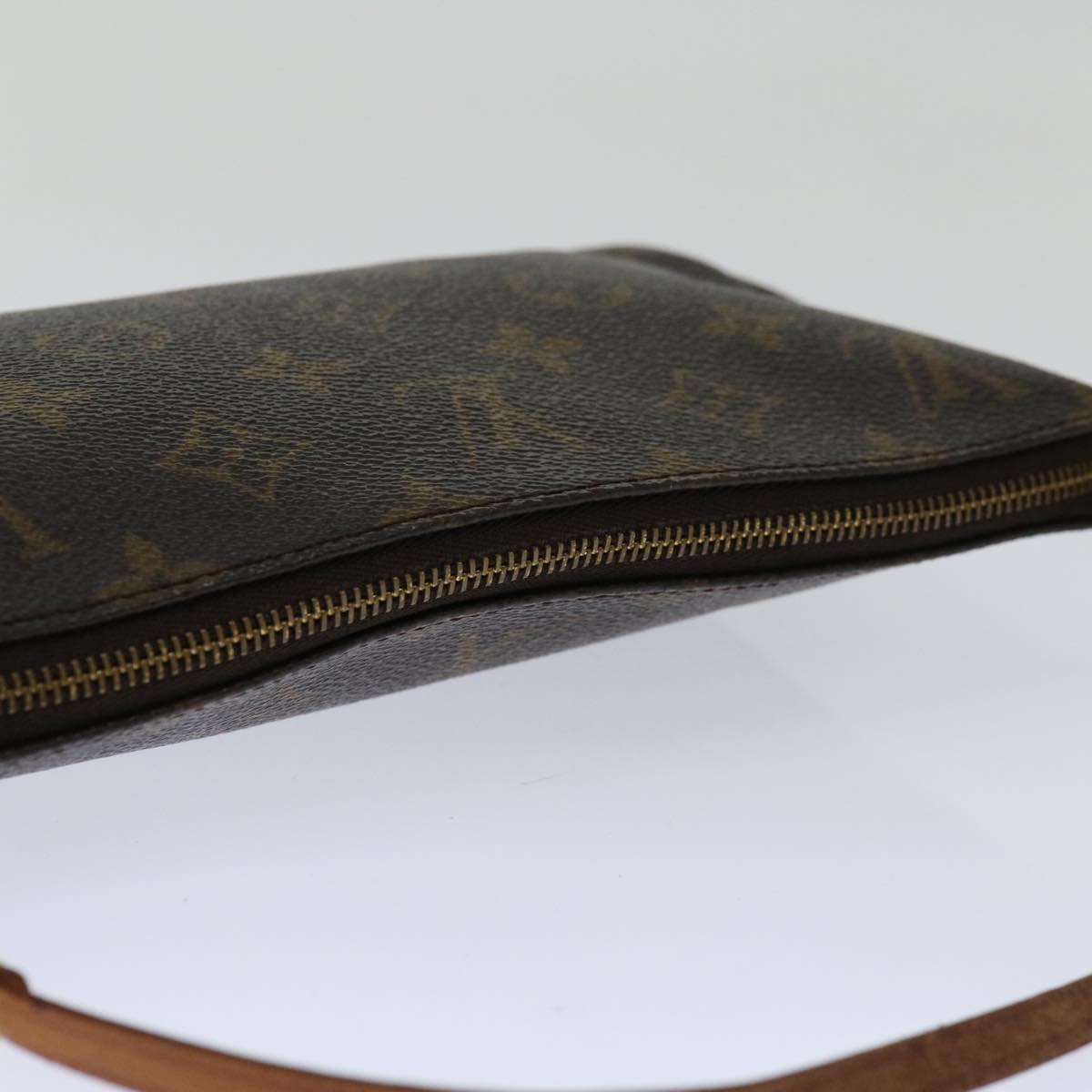 Louis Vuitton Pochette Accessoire Clutch