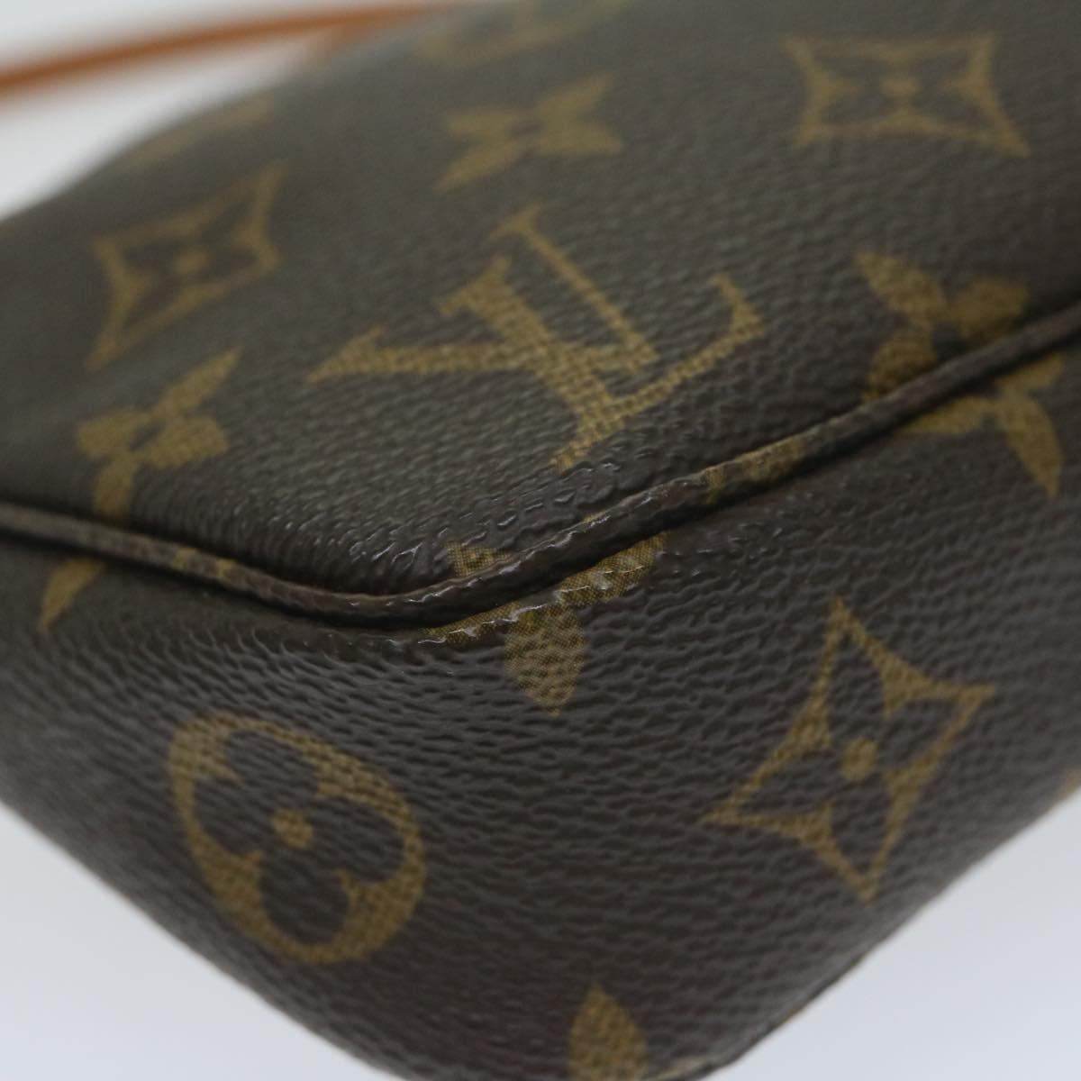 Louis Vuitton Pochette Accessoire Clutch