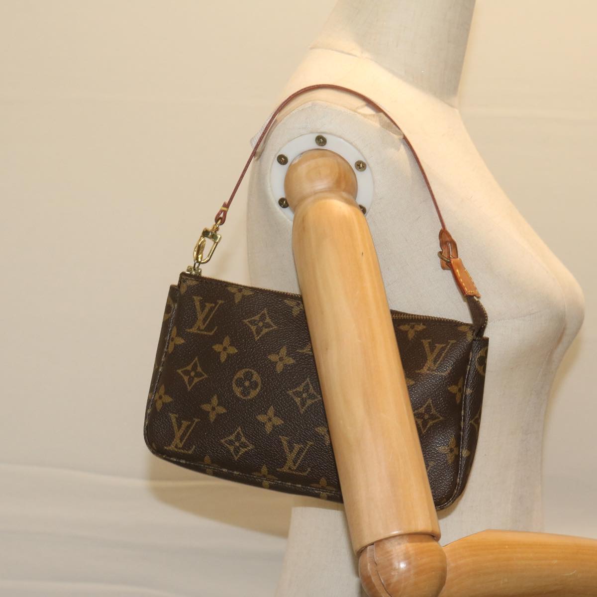 Louis Vuitton Pochette Accessoire Clutch