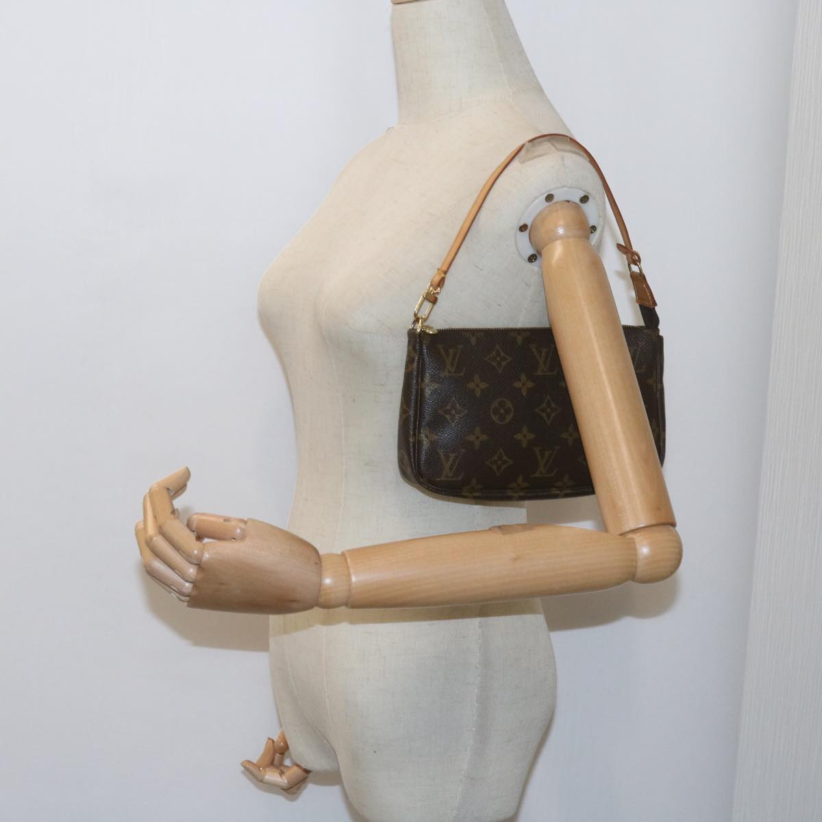 Louis Vuitton Pochette Accessoire Clutch