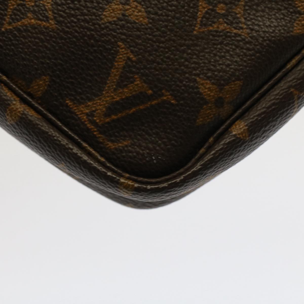 Louis Vuitton Pochette Accessoire Clutch