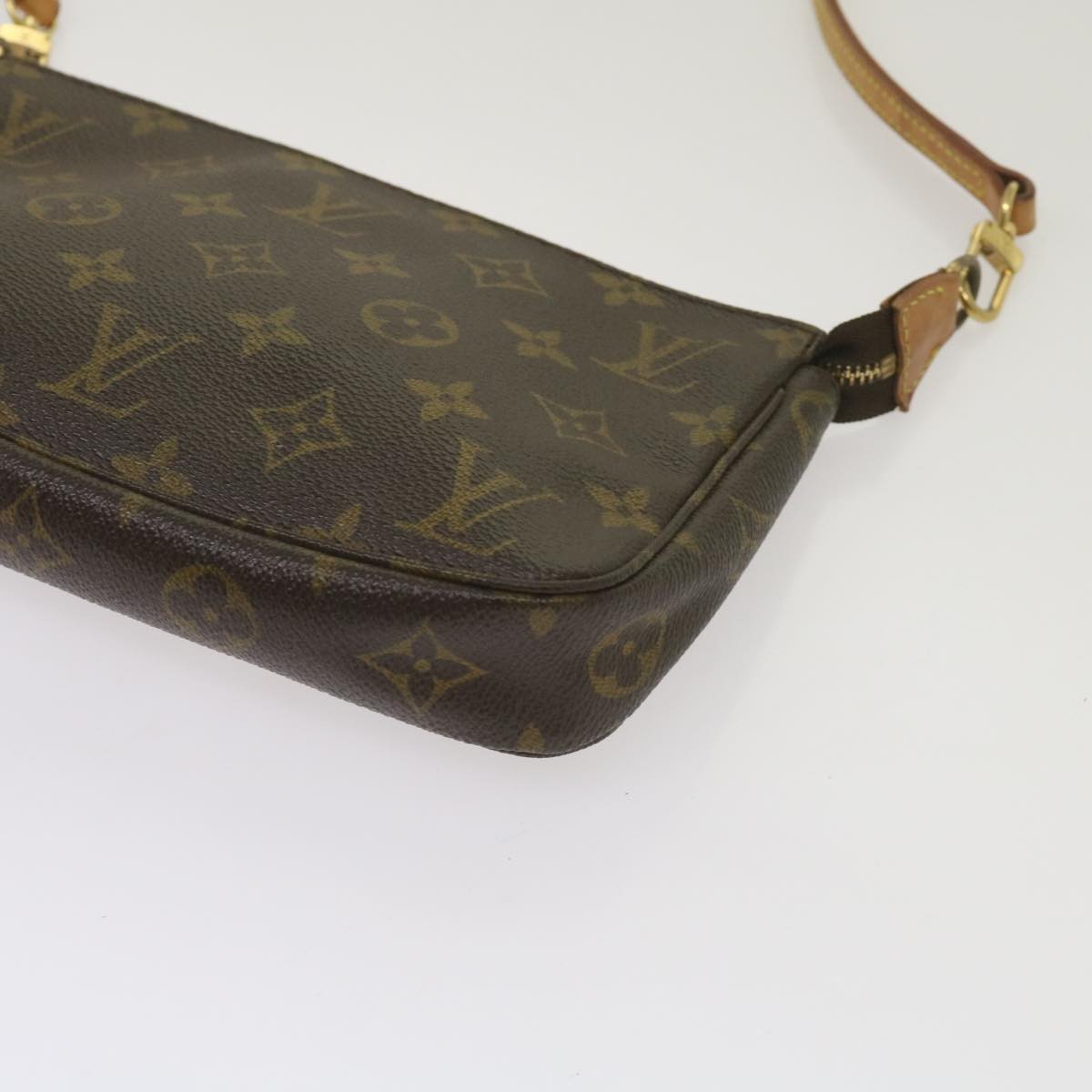 Louis Vuitton Pochette Accessoire Clutch