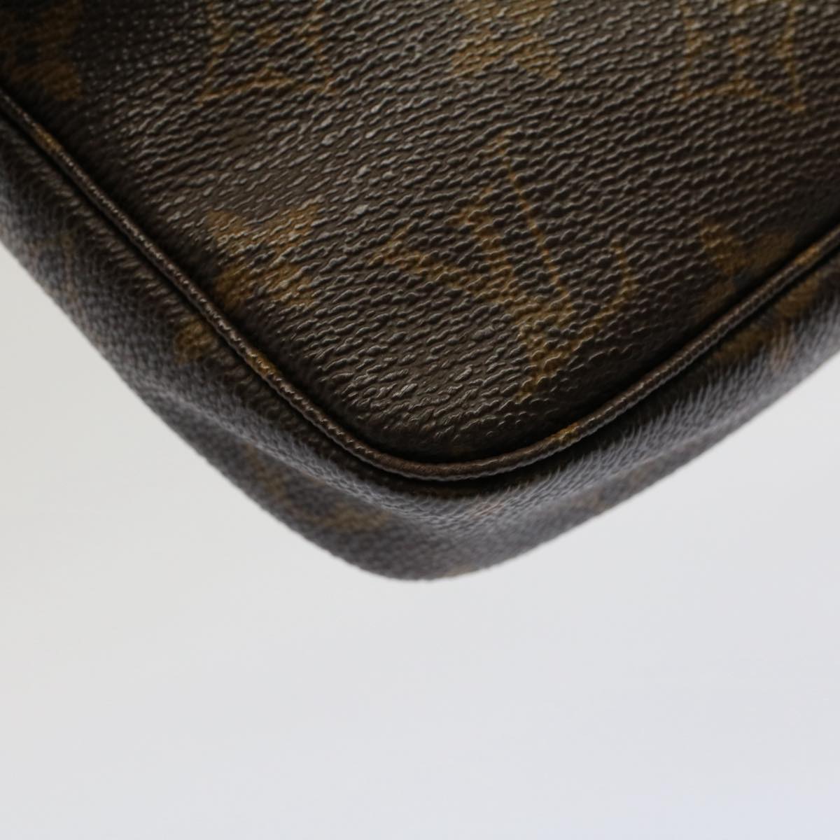 Louis Vuitton Pochette Accessoire Clutch