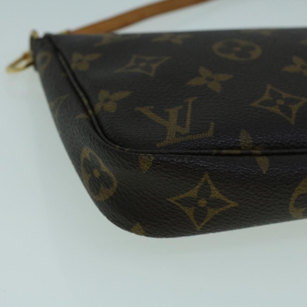 Louis Vuitton Pochette Accessoire Clutch