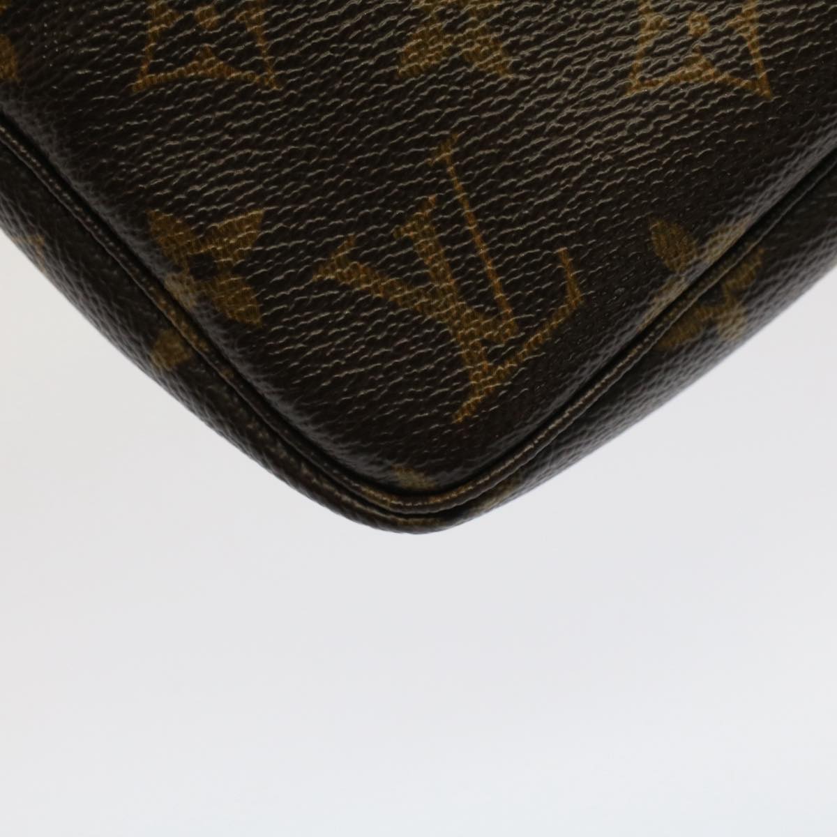 Louis Vuitton Pochette Accessoire Clutch