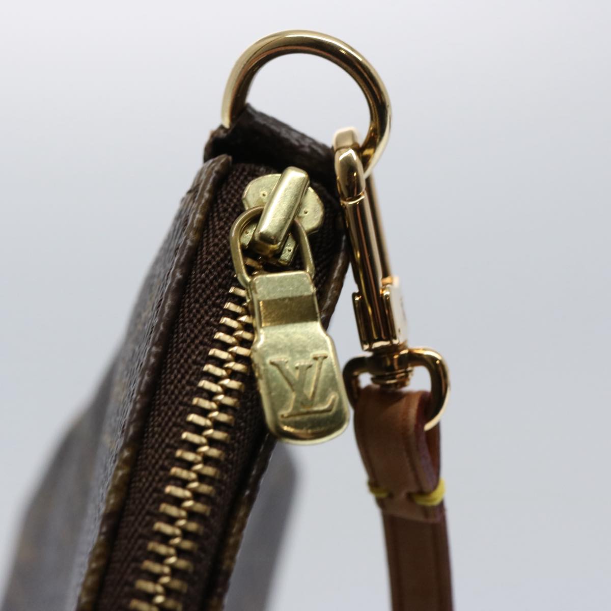 Louis Vuitton Pochette Accessoire Clutch