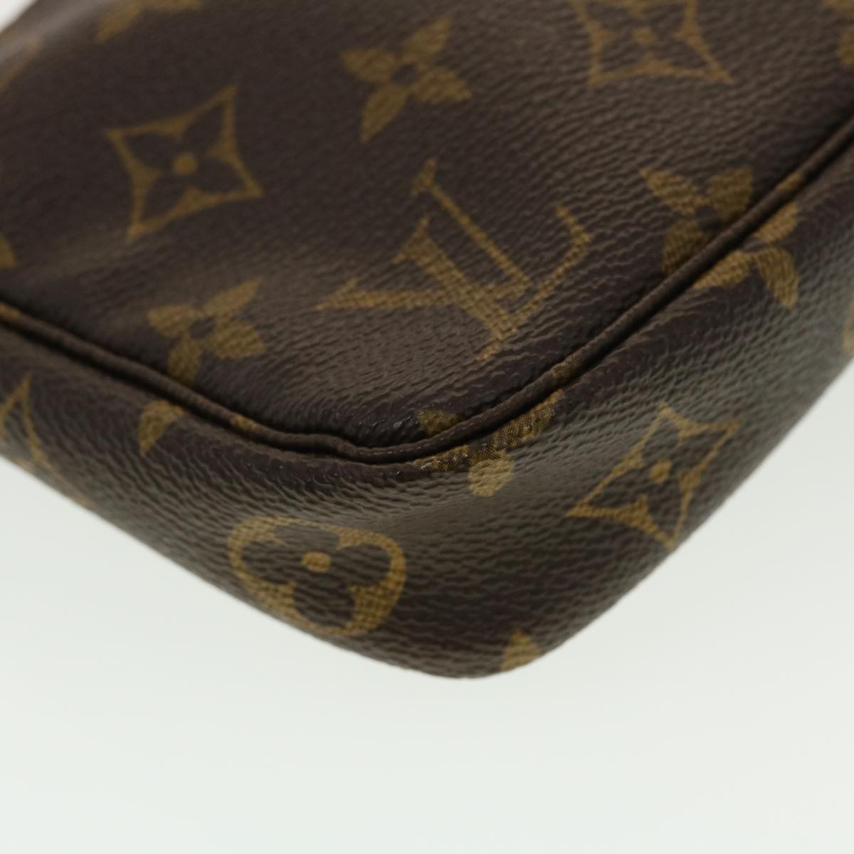 Louis Vuitton Pochette Accessoire Clutch