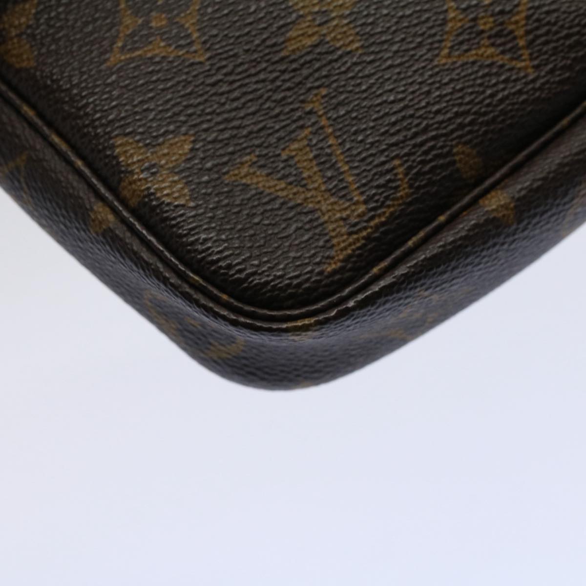 Louis Vuitton Pochette Accessoire Clutch