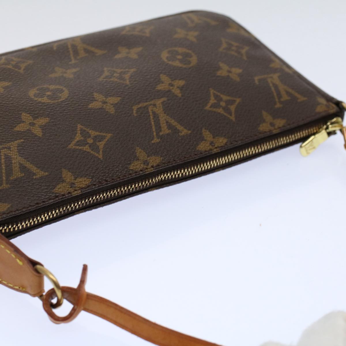 Louis Vuitton Pochette Accessoire Clutch