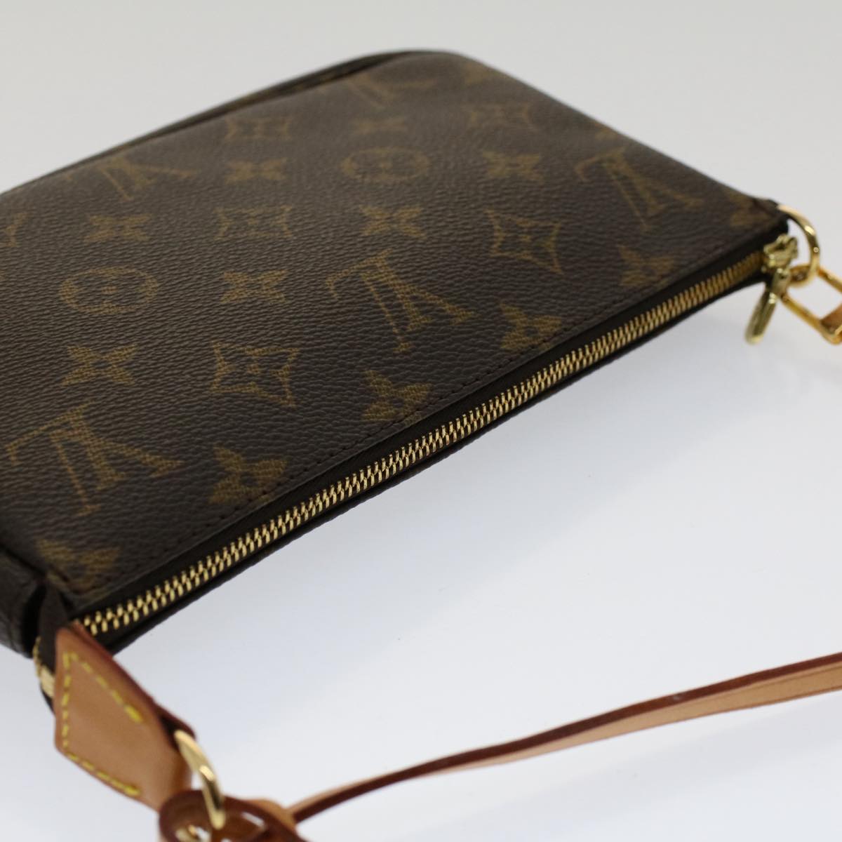 Louis Vuitton Pochette Accessoire Clutch