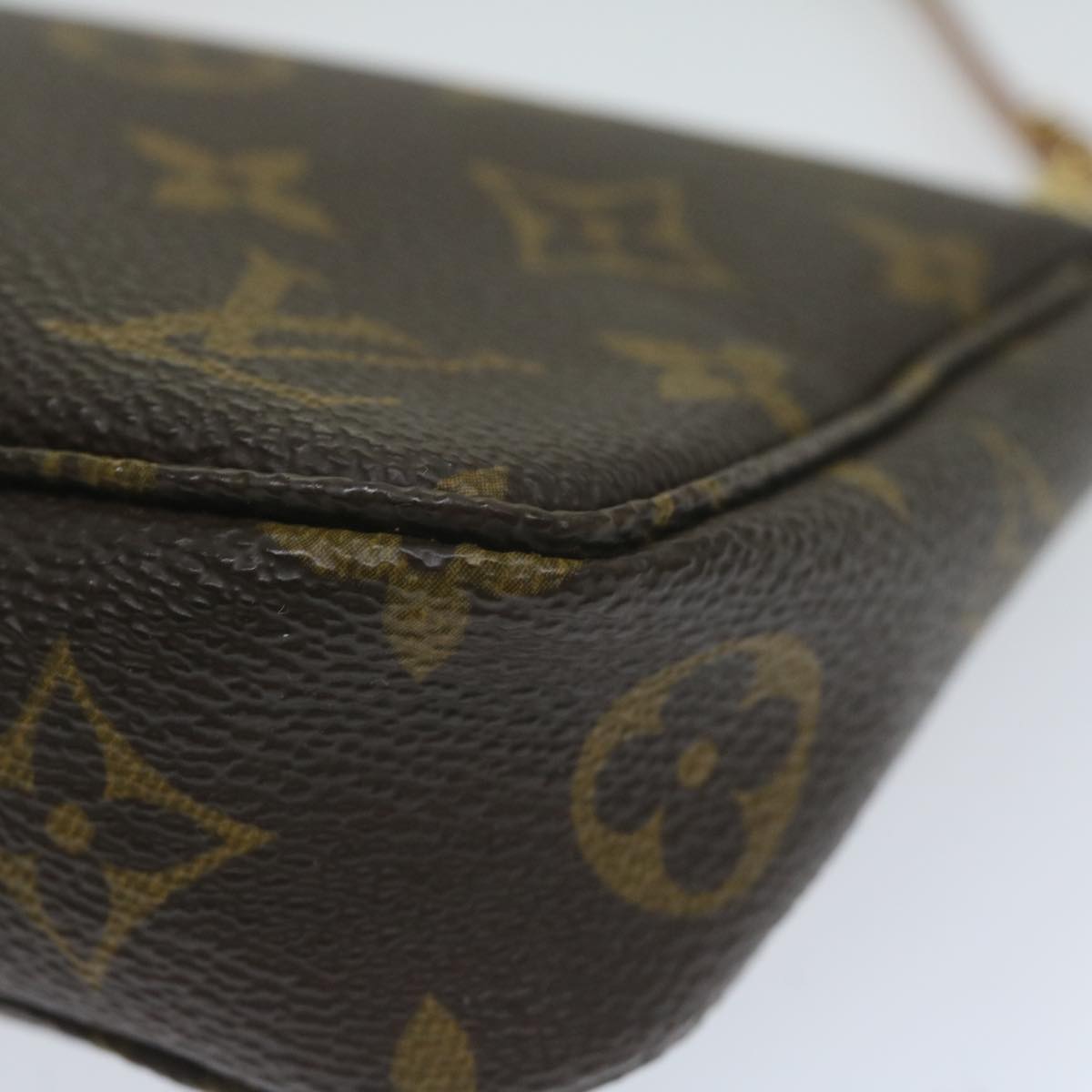 Louis Vuitton Pochette Accessoire Clutch