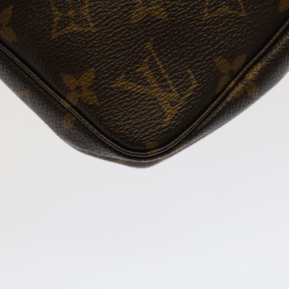 Louis Vuitton Pochette Accessoire Clutch