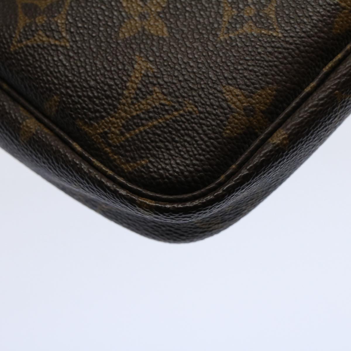 Louis Vuitton Pochette Accessoire Clutch