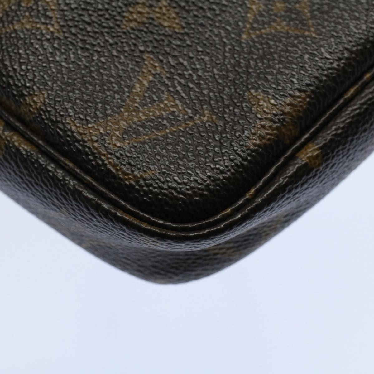 Louis Vuitton Pochette Accessoire Clutch