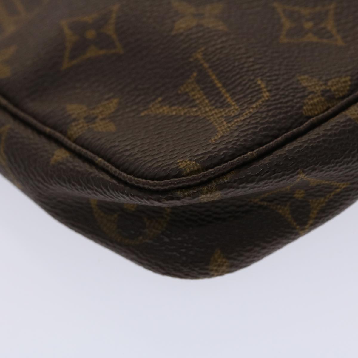 Louis Vuitton Pochette Accessoire Clutch